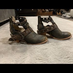 Free bird boots size 6